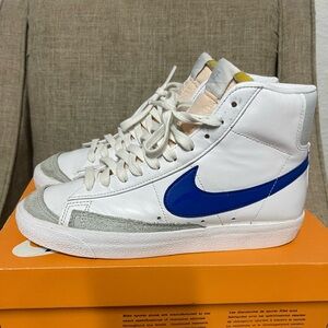 Men’s Nike blazer size 8, white and blue